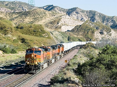 BNSF 4404 at Cajon Pass in June 2005.jpg